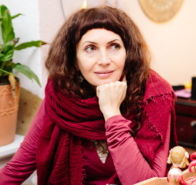 Russian ceramic artist Elya Yalonetska at her studio in Berlin. Photo by Tetjana Lux exclusive for the book of Natalie Ratkovski Talk with the artist.